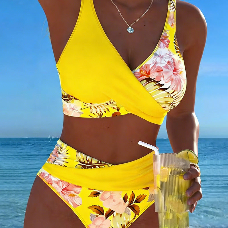 Bikini s kontrastnim cvjetnim uzorkom i prorezom